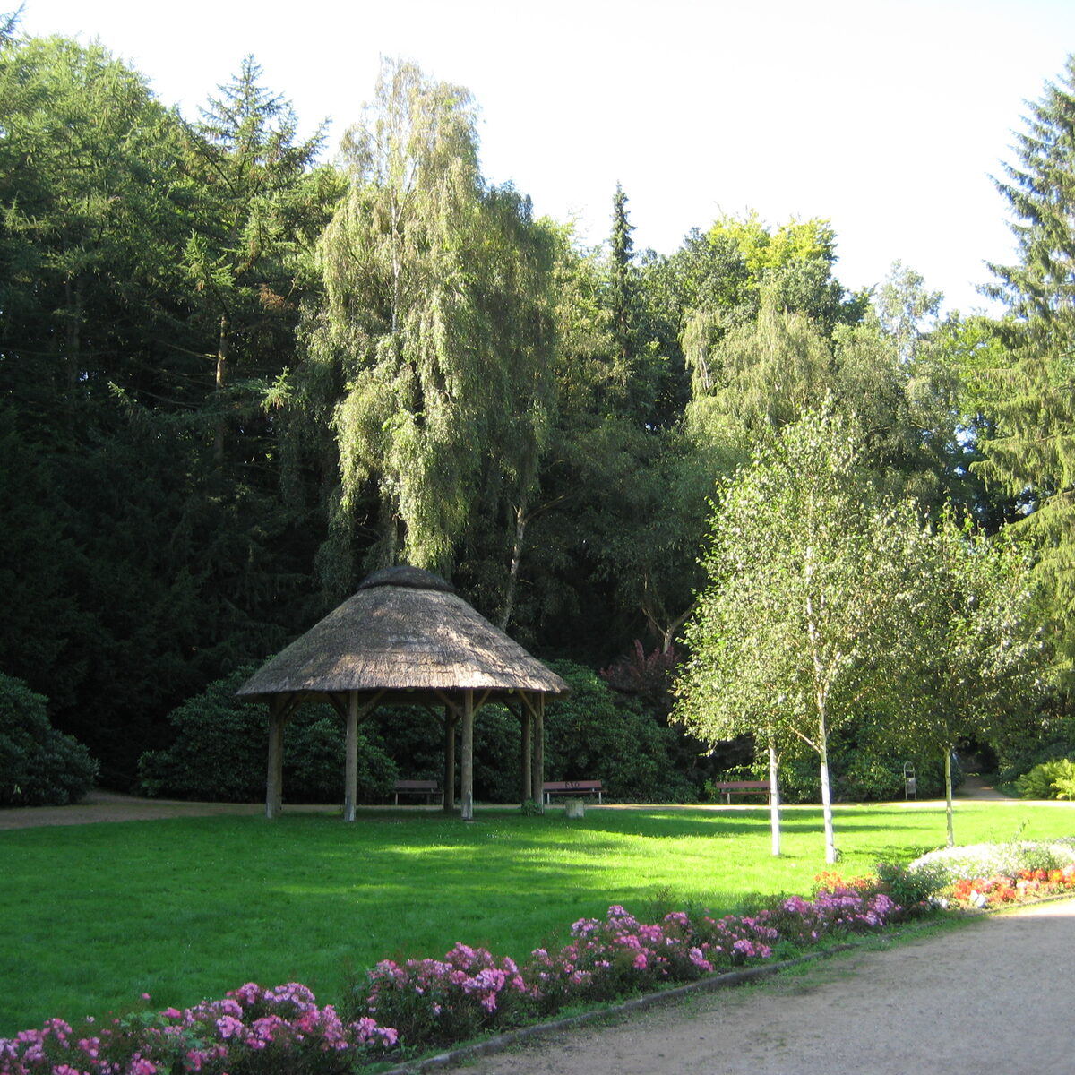 Pavillon, Rasen und blühende Beete im Kurpark von Bad Schwartau