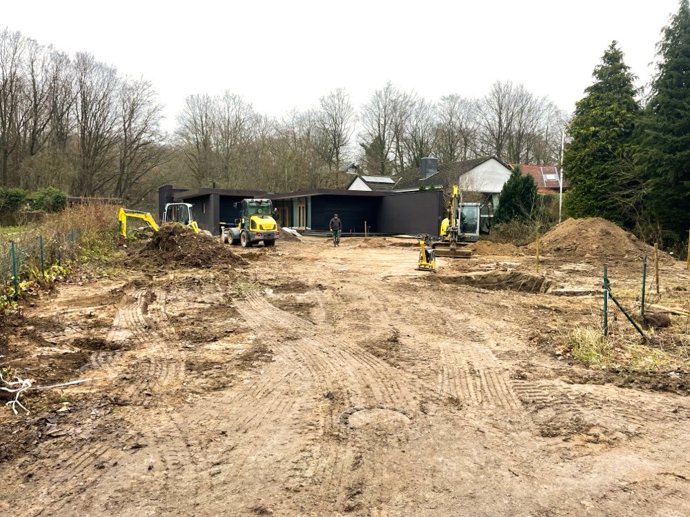 Vorbereitende Erdarbeiten mit Baumaschinen auf dem Grundstück