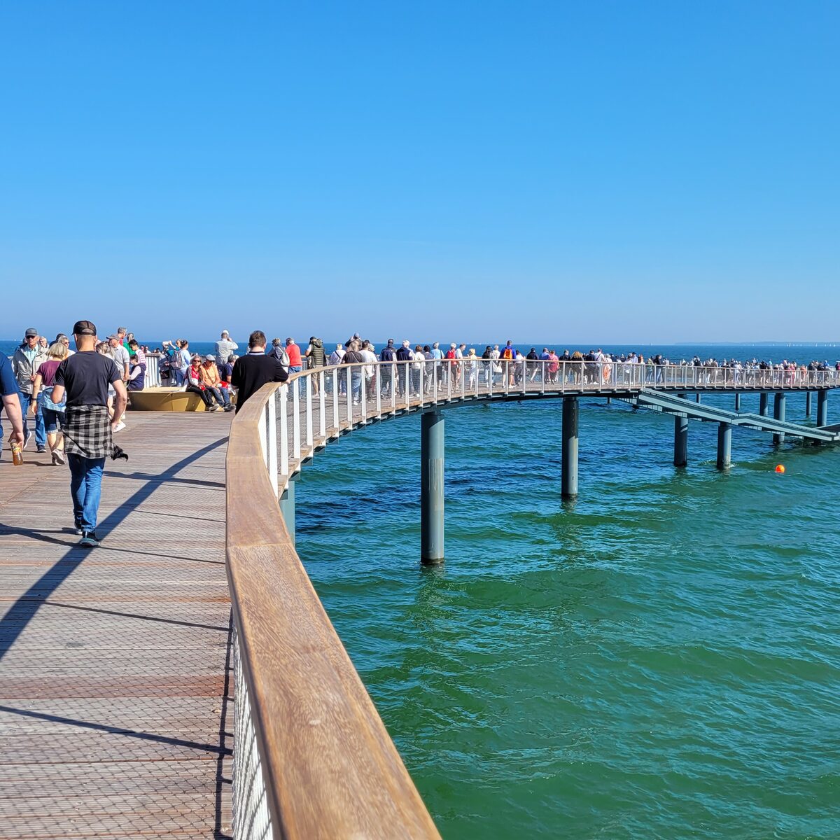 Die geschwungene Maritim-Seebrücke in Timmendorfer Strand über der Ostsee